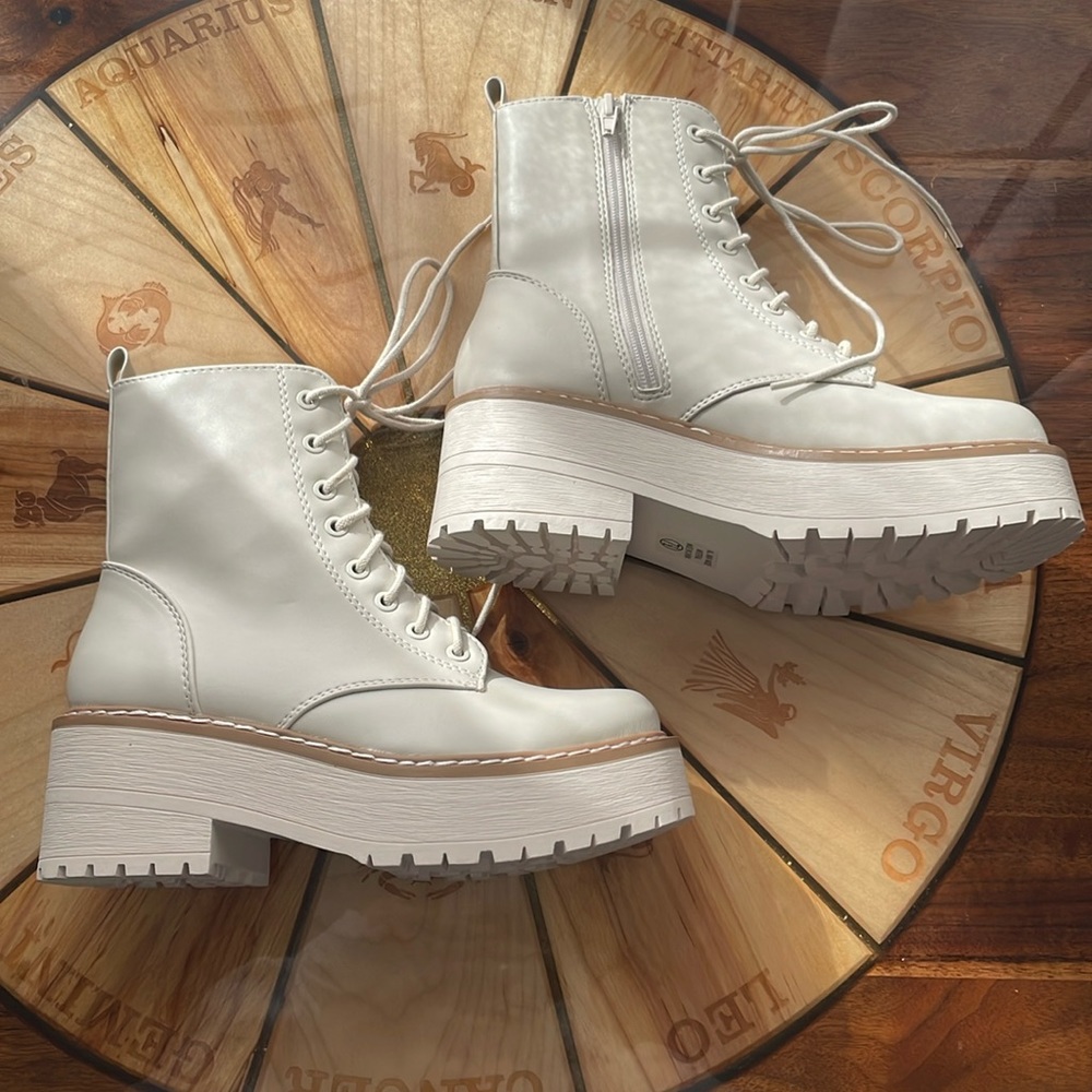 Platform cream boot NWOT